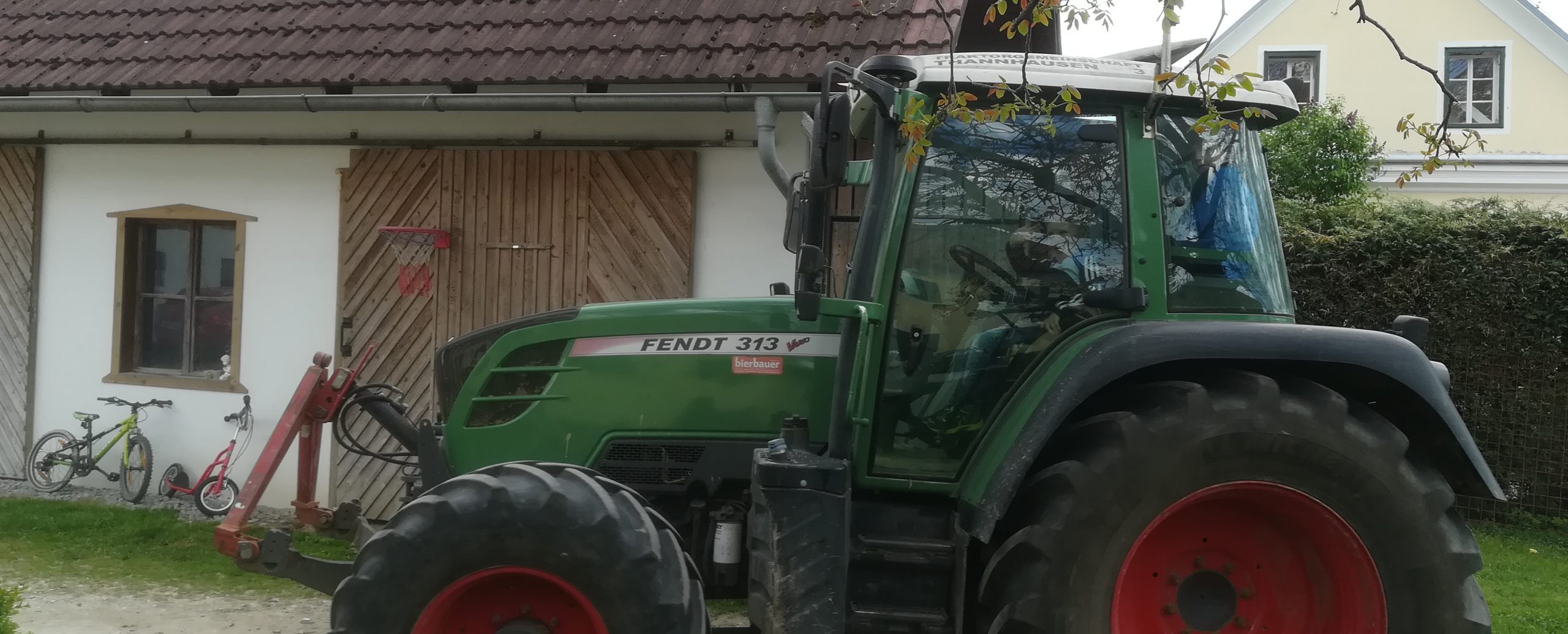 Familienausflug zum Bauernhof (Frühling)